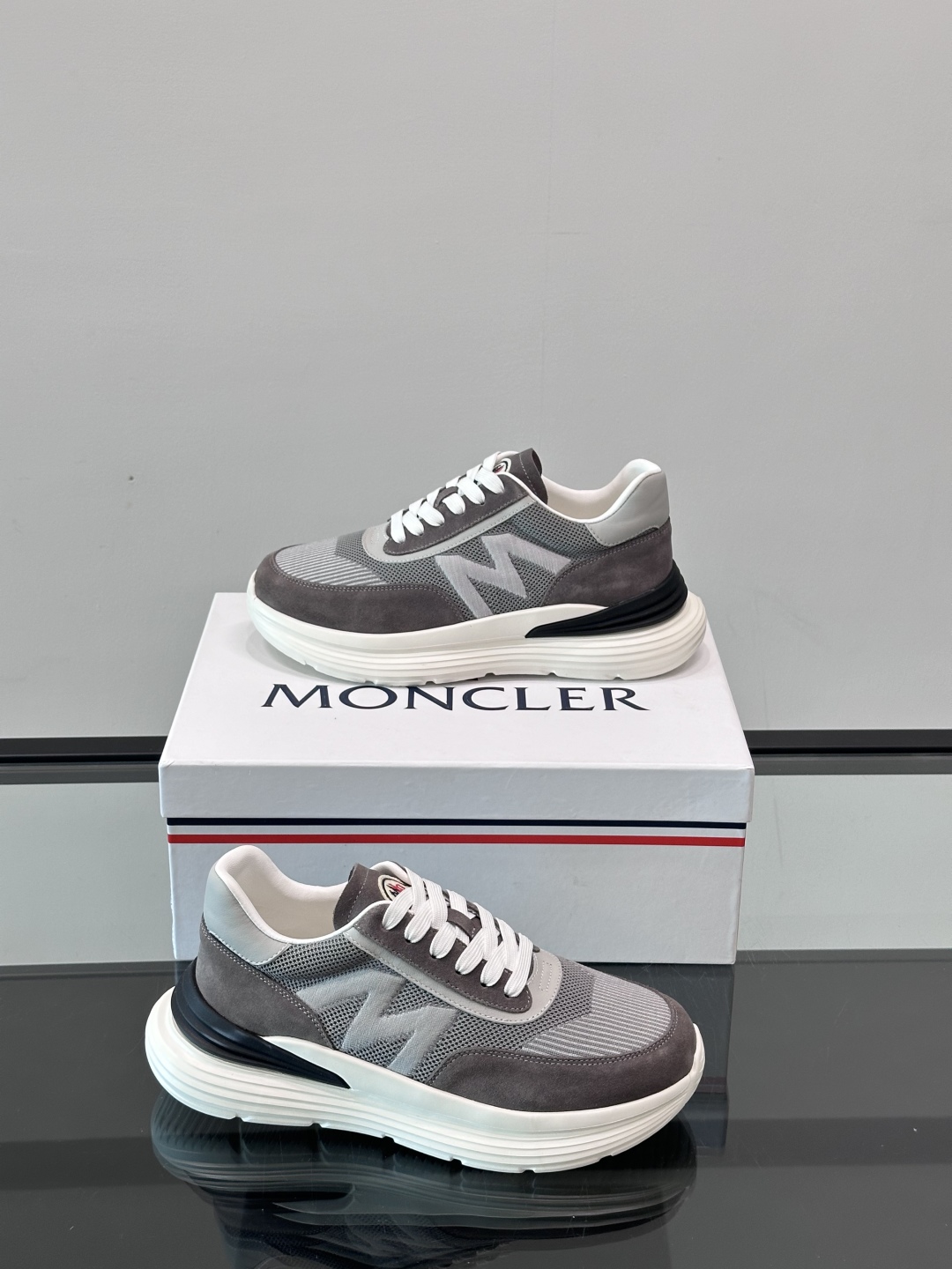 Moncler/蒙口男士休闲运动鞋，具有舒适防滑性能，采用一体成型进口飞织科技面料制成，兼备创新、功能性