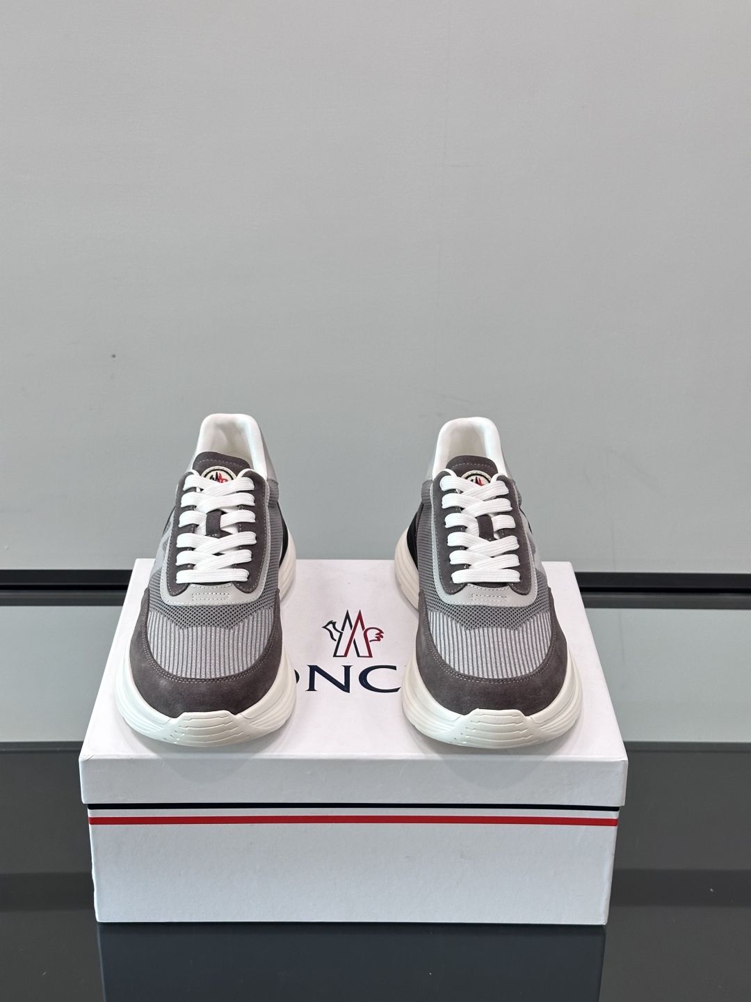 Moncler/蒙口男士休闲运动鞋，具有舒适防滑性能，采用一体成型进口飞织科技面料制成，兼备创新、功能性