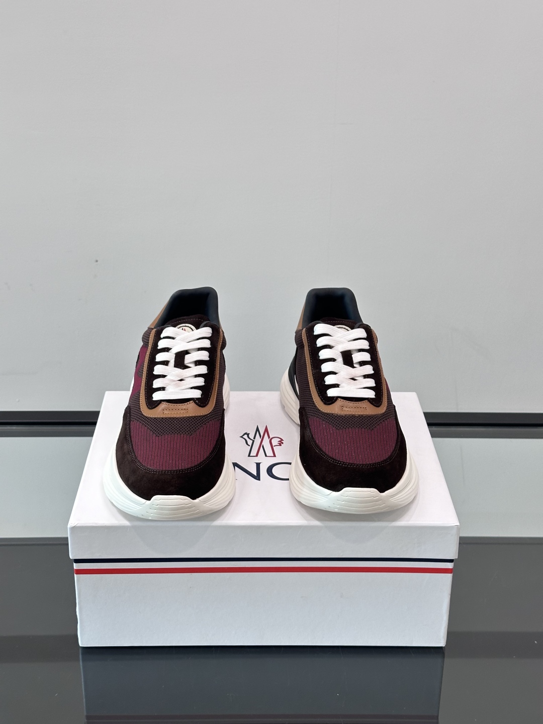 Moncler/蒙口男士休闲运动鞋，具有舒适防滑性能，采用一体成型进口飞织科技面料制成，兼备创新、功能性