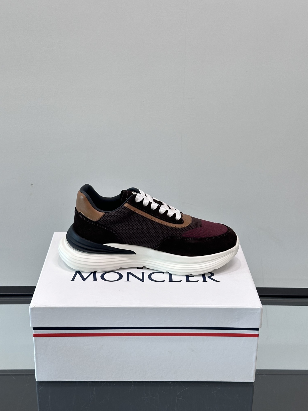 Moncler/蒙口男士休闲运动鞋，具有舒适防滑性能，采用一体成型进口飞织科技面料制成，兼备创新、功能性
