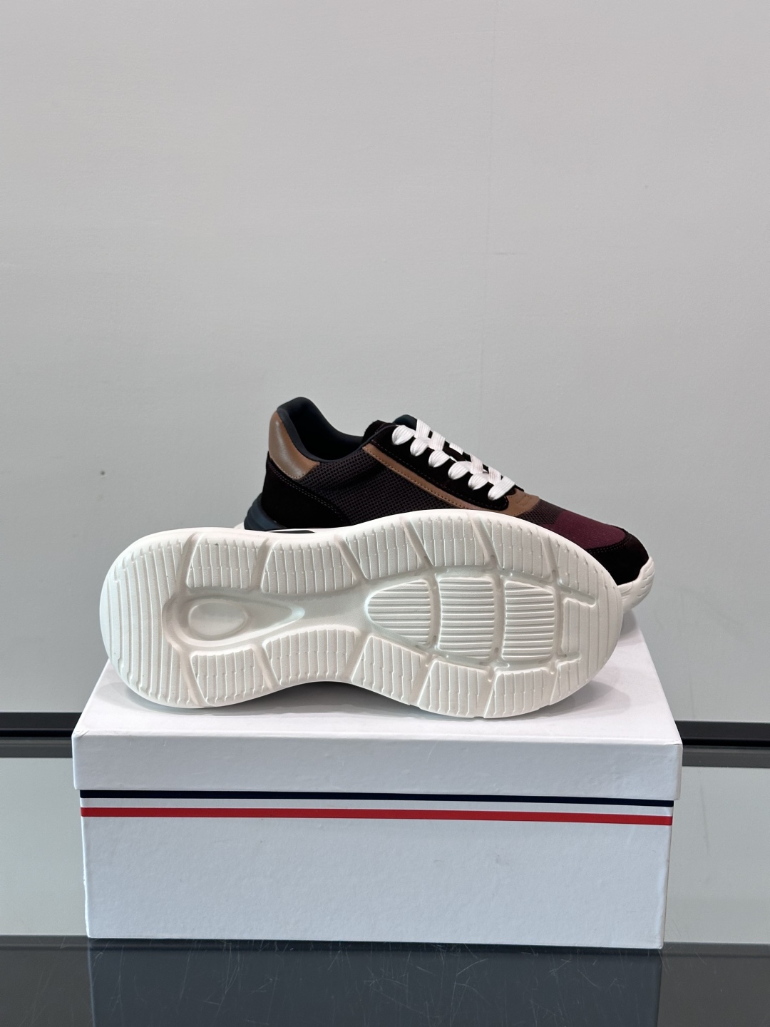 Moncler/蒙口男士休闲运动鞋，具有舒适防滑性能，采用一体成型进口飞织科技面料制成，兼备创新、功能性