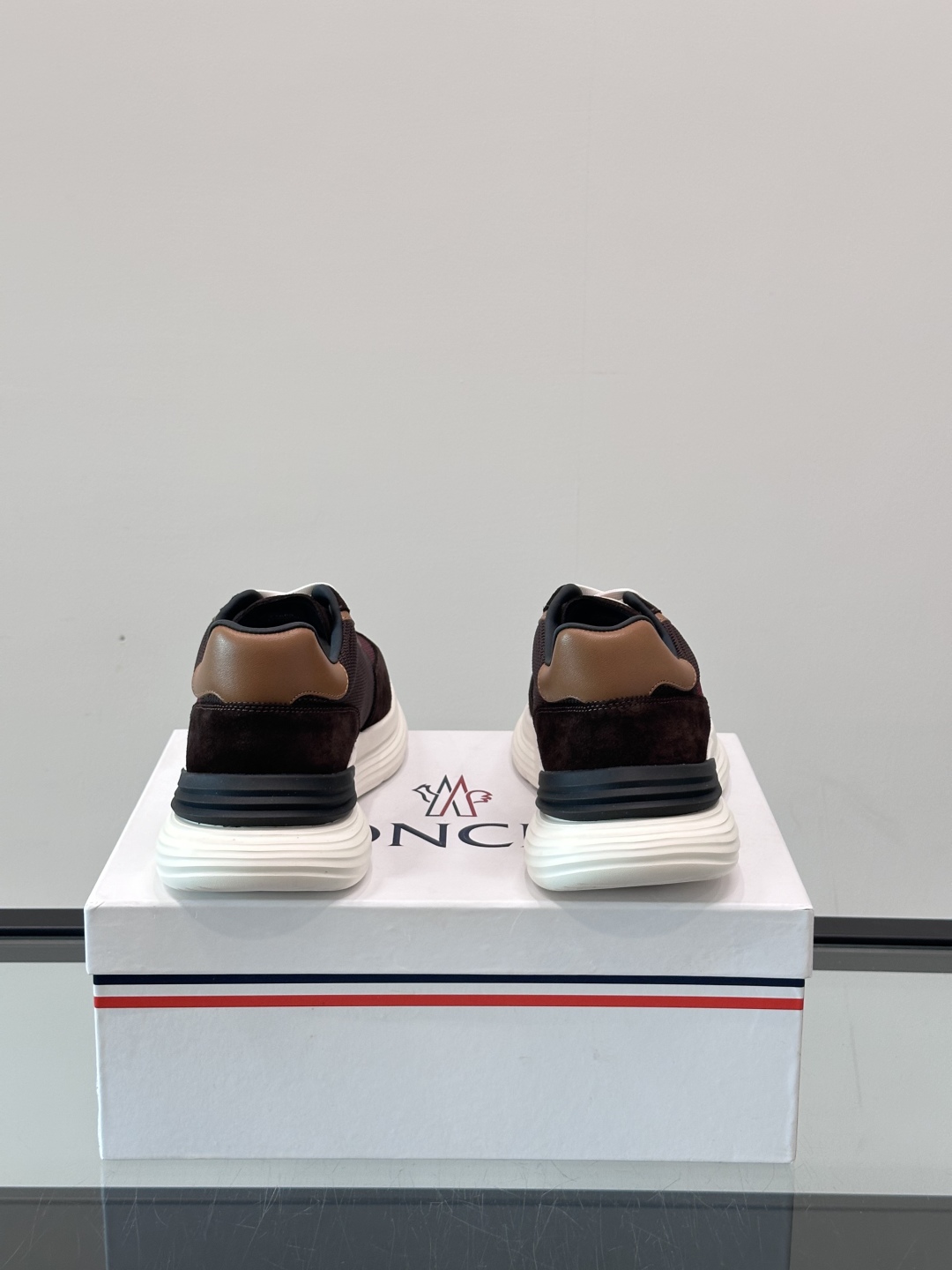 Moncler/蒙口男士休闲运动鞋，具有舒适防滑性能，采用一体成型进口飞织科技面料制成，兼备创新、功能性