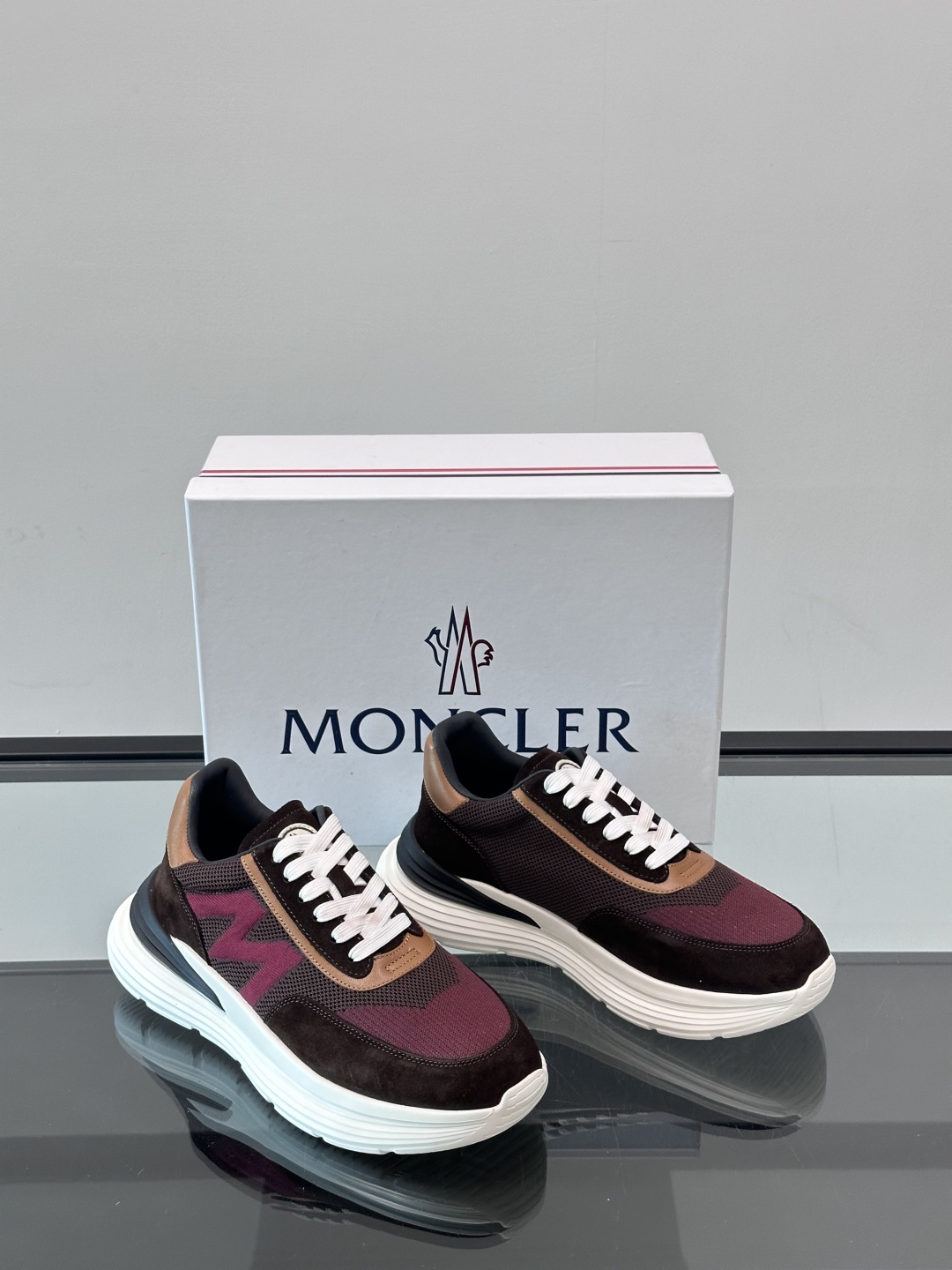 Moncler/蒙口男士休闲运动鞋，具有舒适防滑性能，采用一体成型进口飞织科技面料制成，兼备创新、功能性