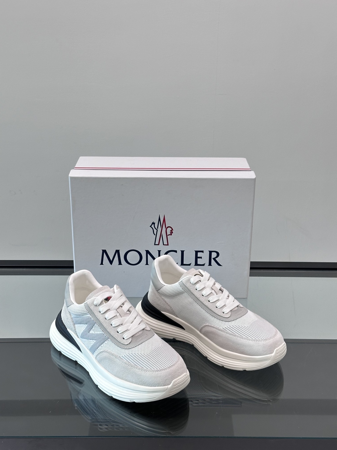 Moncler/蒙口男士休闲运动鞋，具有舒适防滑性能，采用一体成型进口飞织科技面料制成，兼备创新、功能性