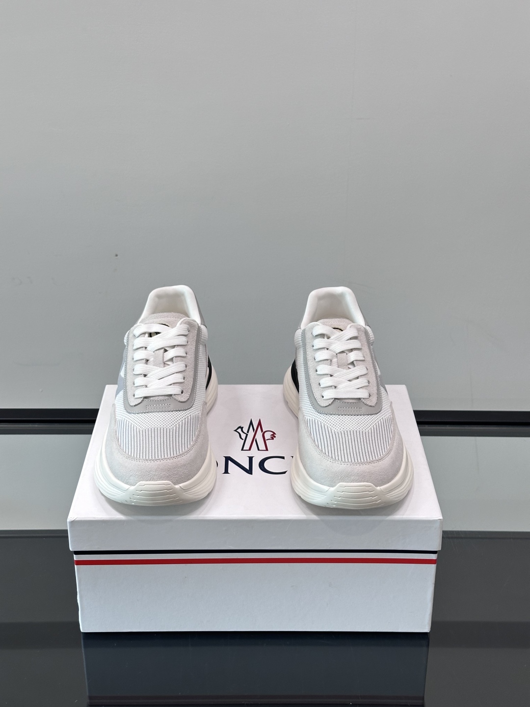 Moncler/蒙口男士休闲运动鞋，具有舒适防滑性能，采用一体成型进口飞织科技面料制成，兼备创新、功能性