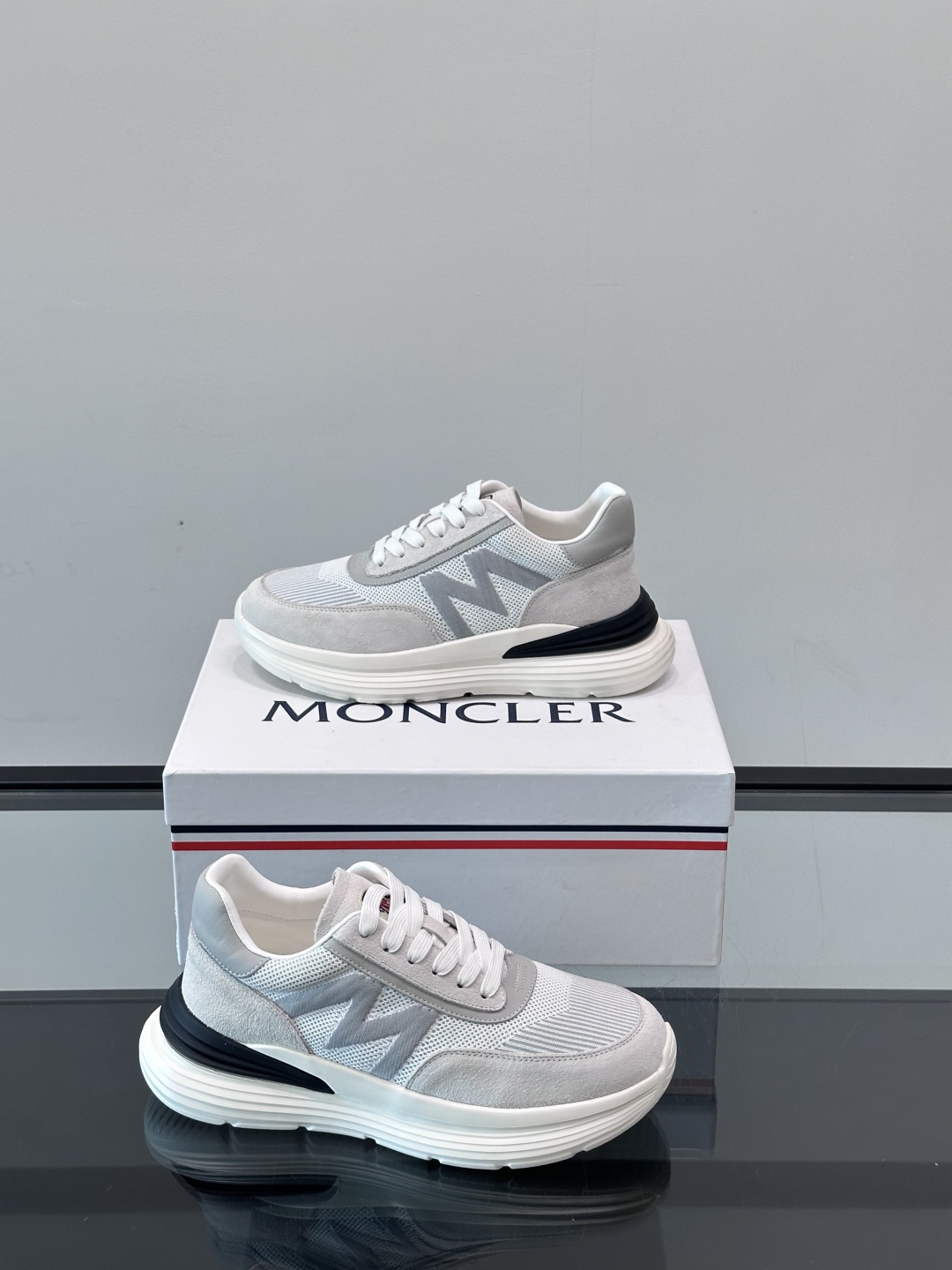 Moncler/蒙口男士休闲运动鞋，具有舒适防滑性能，采用一体成型进口飞织科技面料制成，兼备创新、功能性