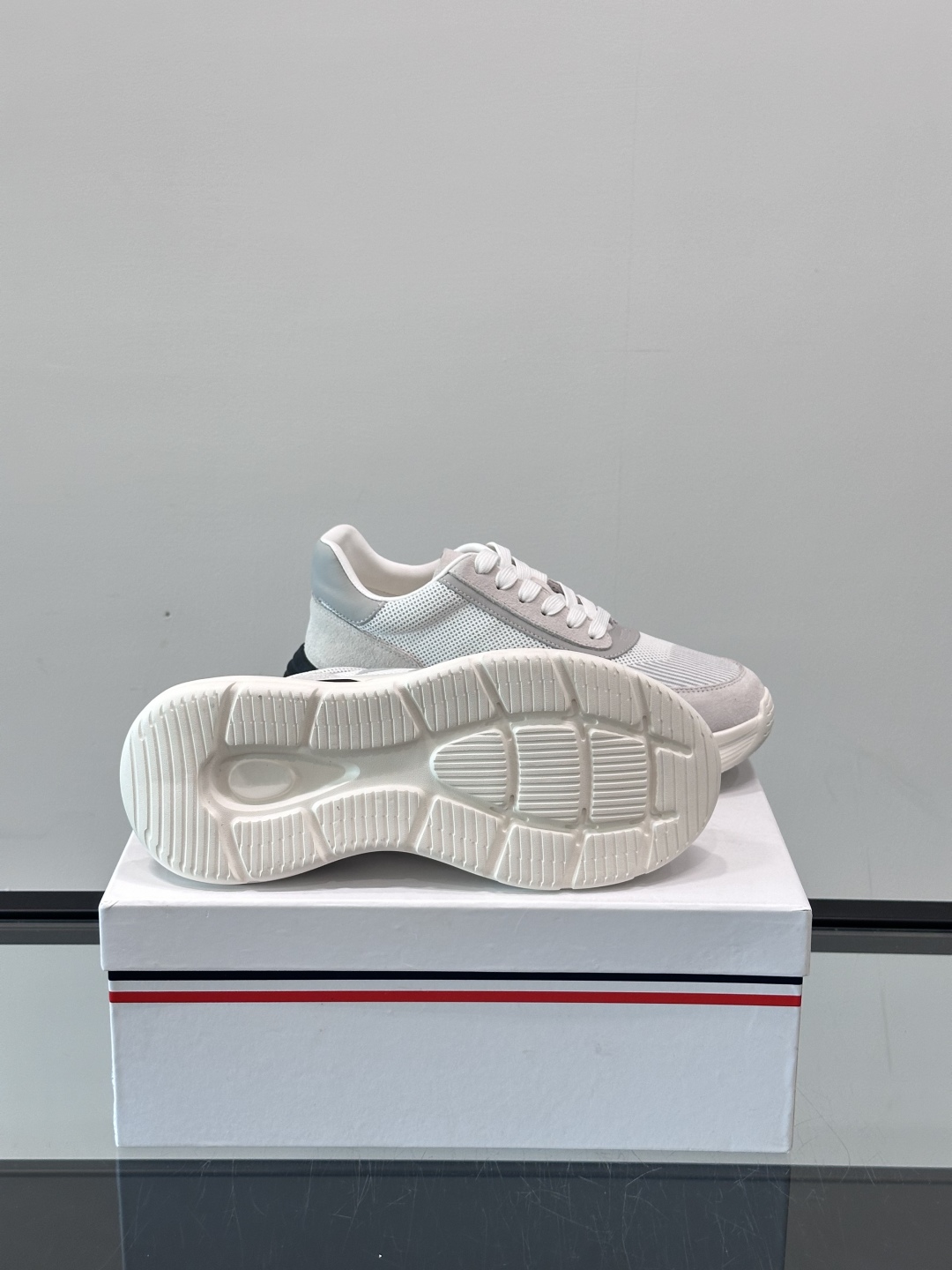Moncler/蒙口男士休闲运动鞋，具有舒适防滑性能，采用一体成型进口飞织科技面料制成，兼备创新、功能性