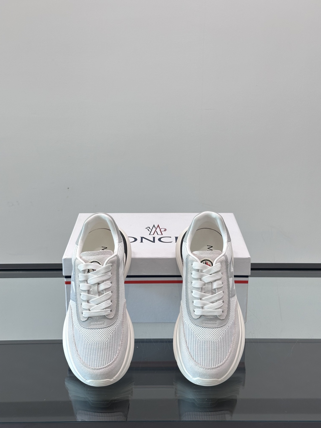 Moncler/蒙口男士休闲运动鞋，具有舒适防滑性能，采用一体成型进口飞织科技面料制成，兼备创新、功能性