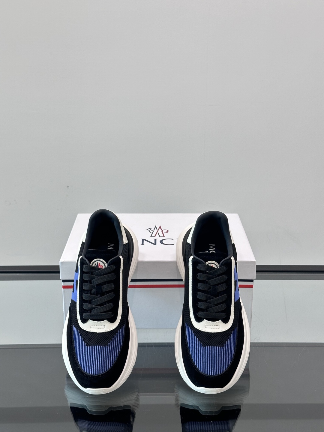 Moncler/蒙口男士休闲运动鞋，具有舒适防滑性能，采用一体成型进口飞织科技面料制成，兼备创新、功能性