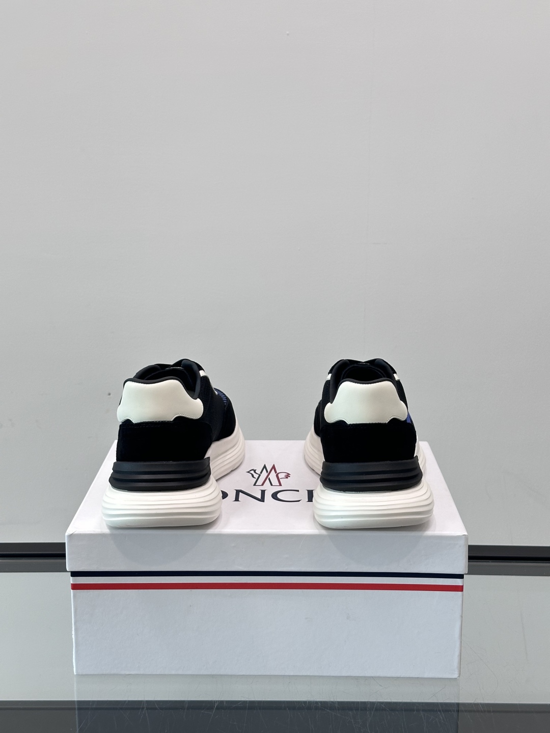Moncler/蒙口男士休闲运动鞋，具有舒适防滑性能，采用一体成型进口飞织科技面料制成，兼备创新、功能性