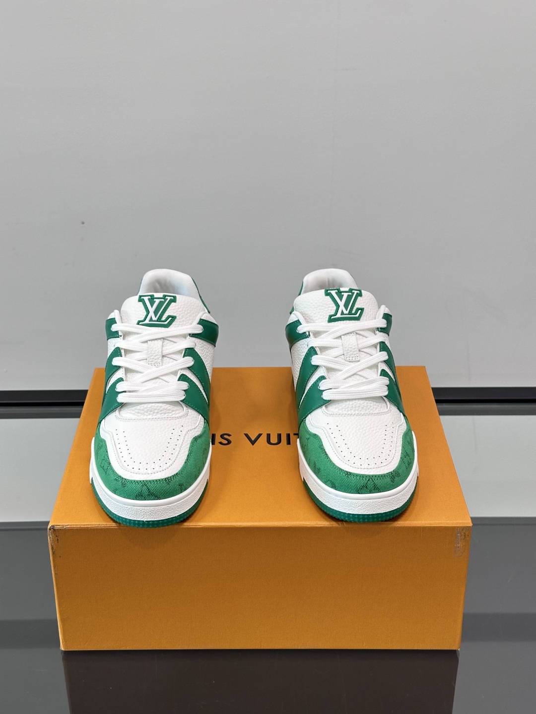 驴家 新配色 情侣款trainer运动鞋，本款 LV Trainer 运动鞋取材柔软粒面小牛皮，呈现纯净