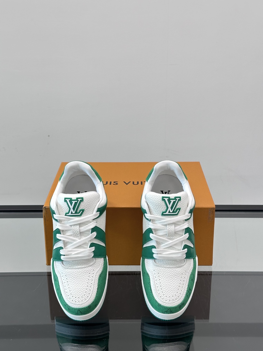 驴家 新配色 情侣款trainer运动鞋，本款 LV Trainer 运动鞋取材柔软粒面小牛皮，呈现纯净