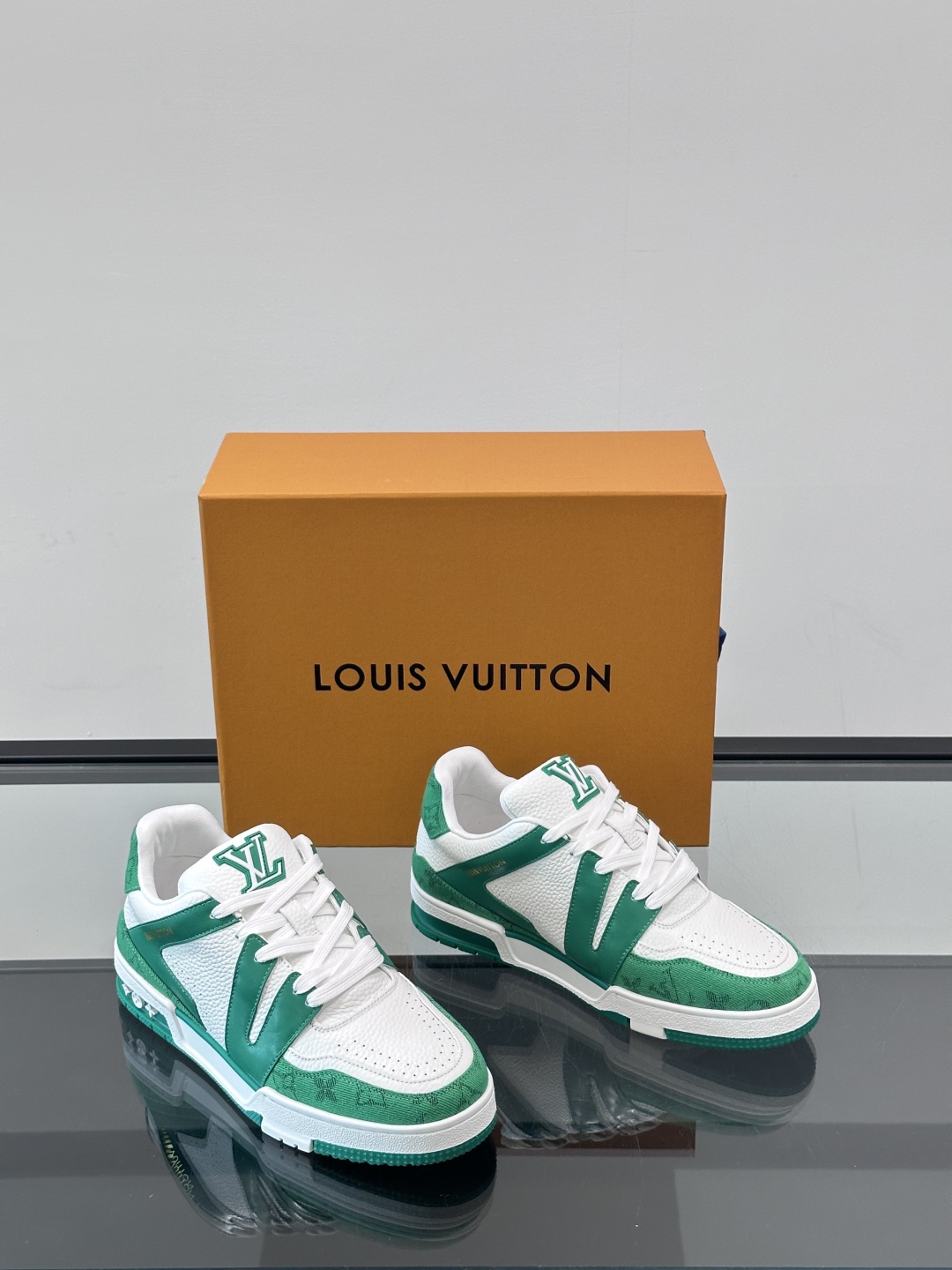 驴家 新配色 情侣款trainer运动鞋，本款 LV Trainer 运动鞋取材柔软粒面小牛皮，呈现纯净