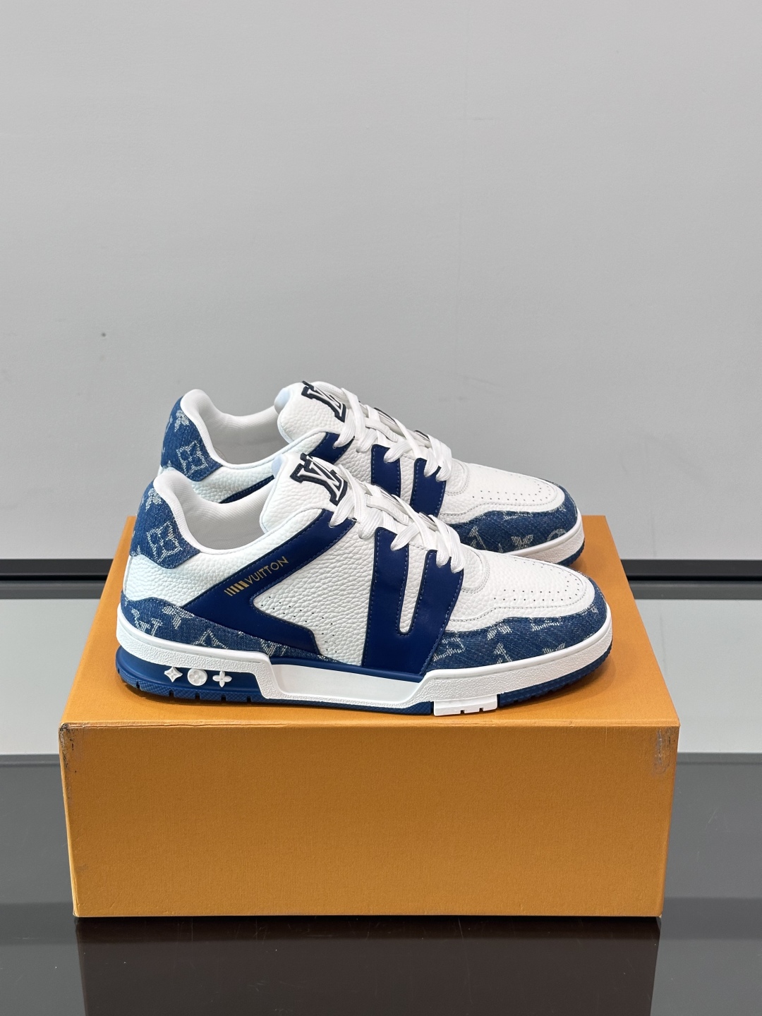 驴家 新配色 情侣款trainer运动鞋，本款 LV Trainer 运动鞋取材柔软粒面小牛皮，呈现纯净
