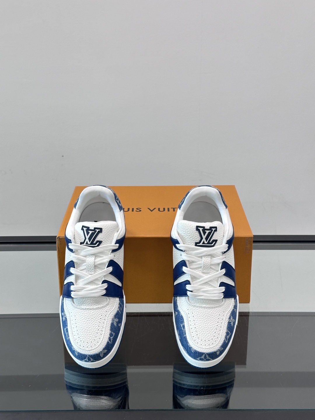 驴家 新配色 情侣款trainer运动鞋，本款 LV Trainer 运动鞋取材柔软粒面小牛皮，呈现纯净