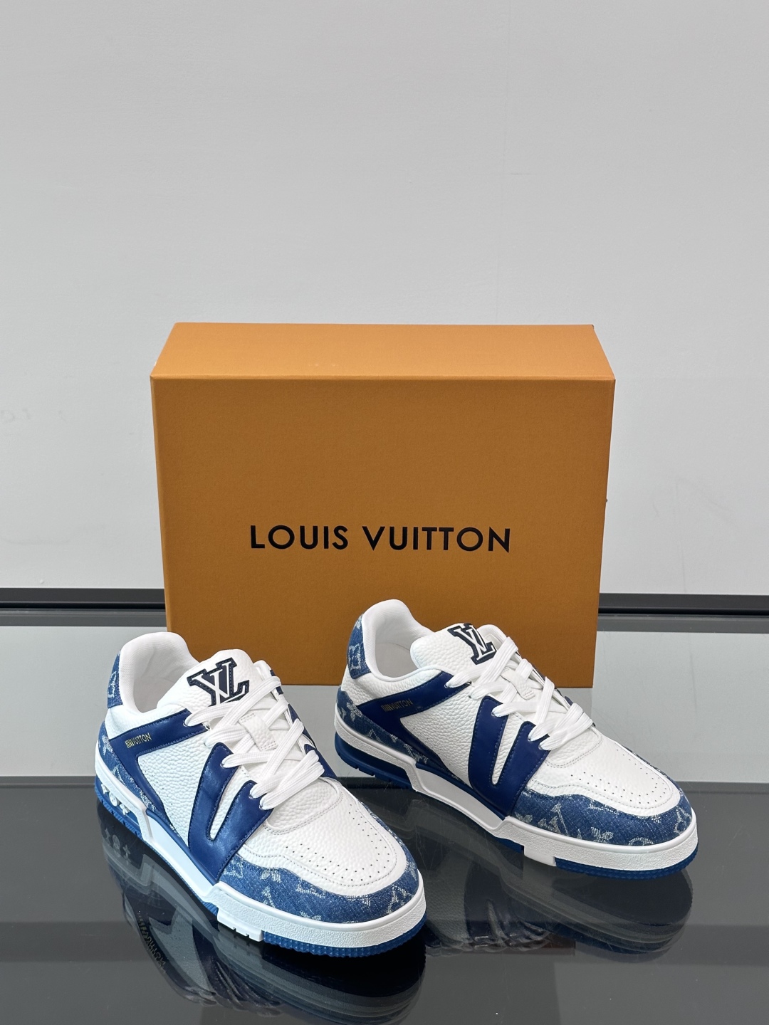 驴家 新配色 情侣款trainer运动鞋，本款 LV Trainer 运动鞋取材柔软粒面小牛皮，呈现纯净