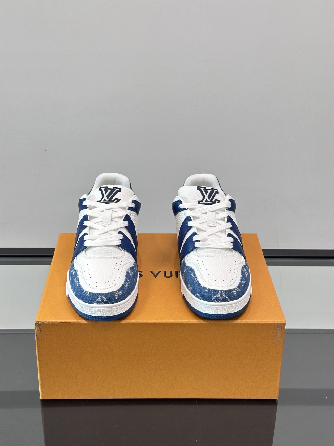 驴家 新配色 情侣款trainer运动鞋，本款 LV Trainer 运动鞋取材柔软粒面小牛皮，呈现纯净