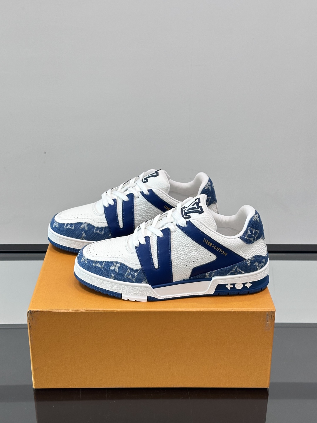 驴家 新配色 情侣款trainer运动鞋，本款 LV Trainer 运动鞋取材柔软粒面小牛皮，呈现纯净