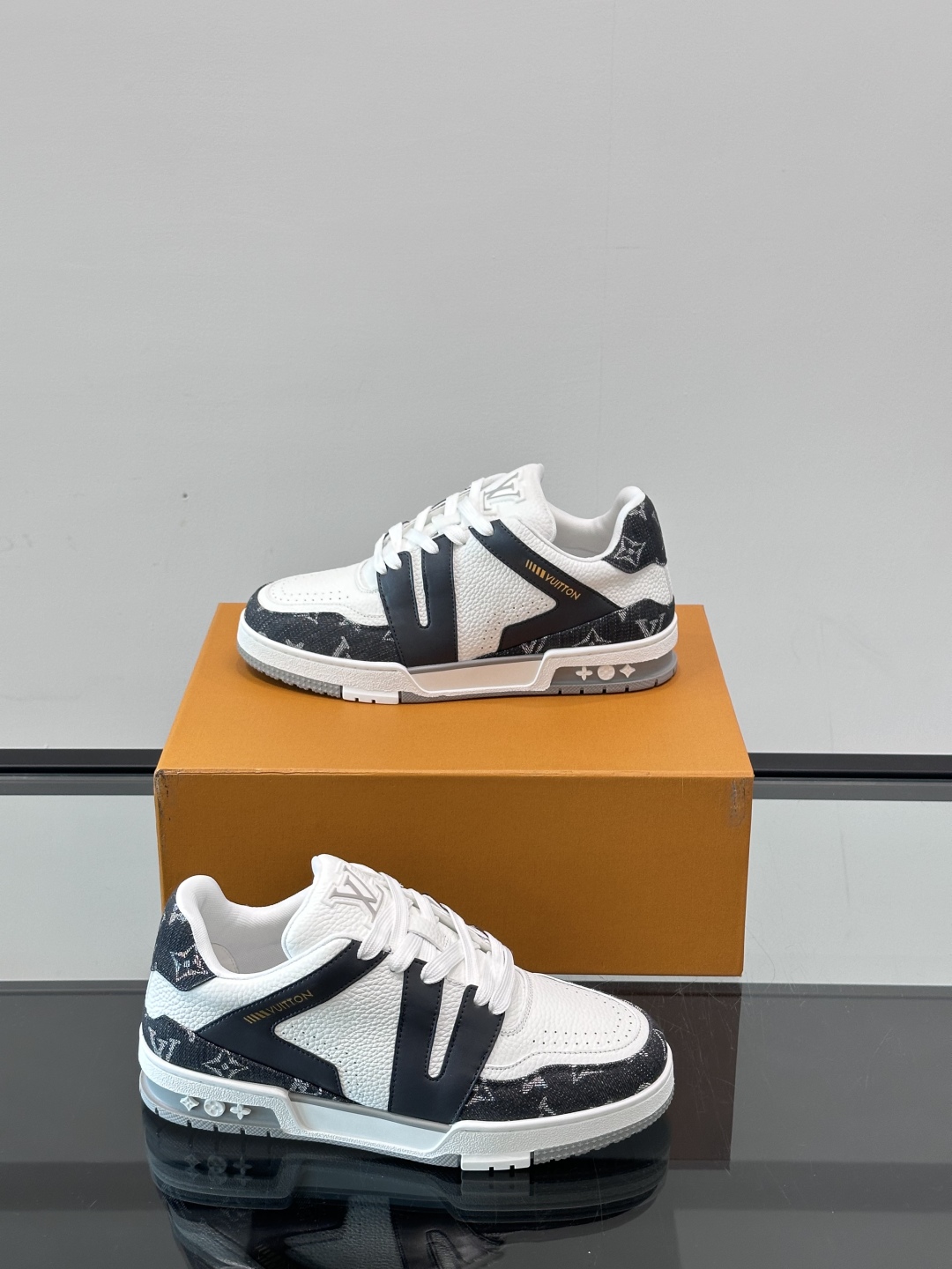 驴家 新配色 情侣款trainer运动鞋，本款 LV Trainer 运动鞋取材柔软粒面小牛皮，呈现纯净