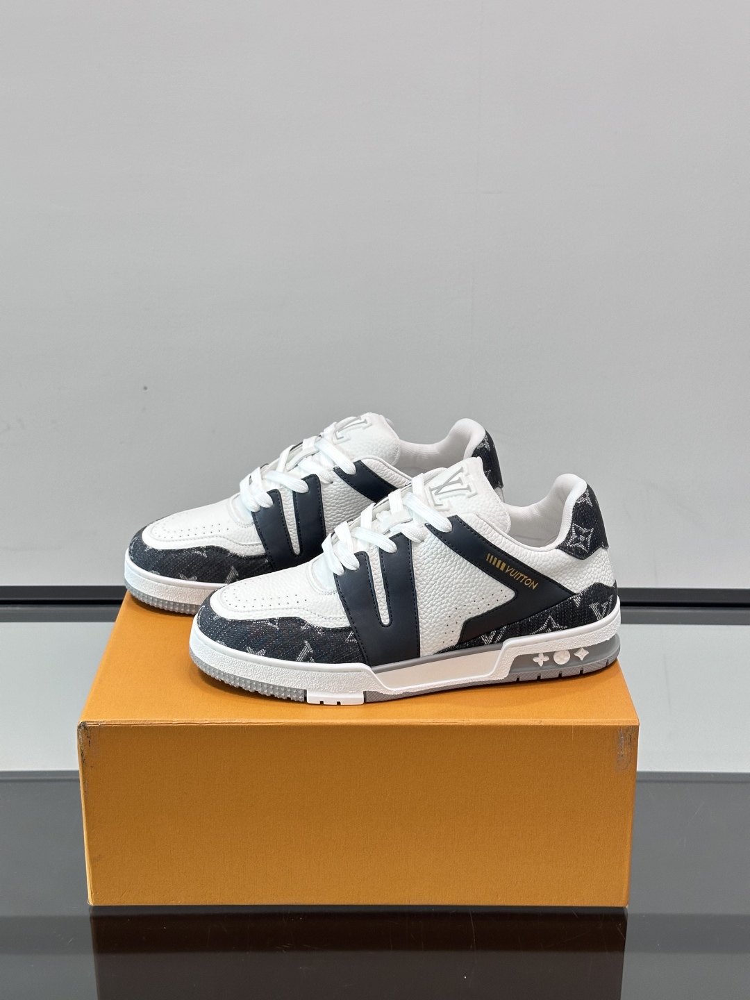 驴家 新配色 情侣款trainer运动鞋，本款 LV Trainer 运动鞋取材柔软粒面小牛皮，呈现纯净