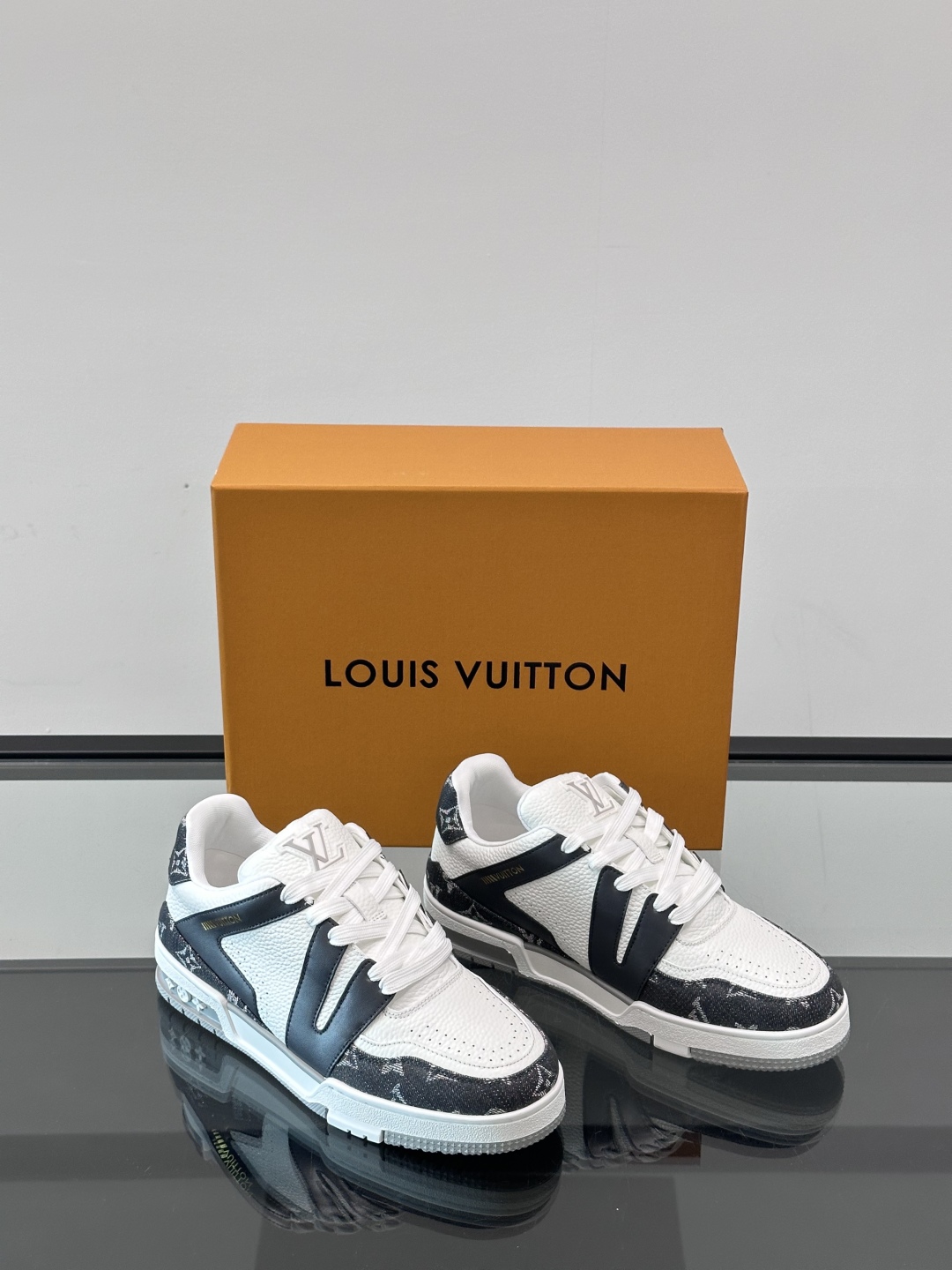 驴家 新配色 情侣款trainer运动鞋，本款 LV Trainer 运动鞋取材柔软粒面小牛皮，呈现纯净