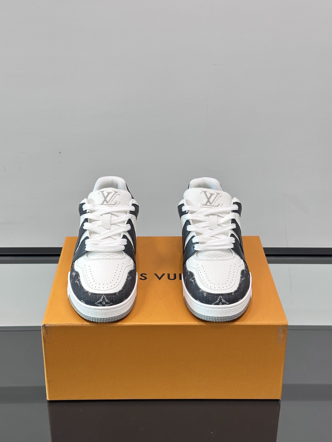驴家 新配色 情侣款trainer运动鞋，本款 LV Trainer 运动鞋取材柔软粒面小牛皮，呈现纯净