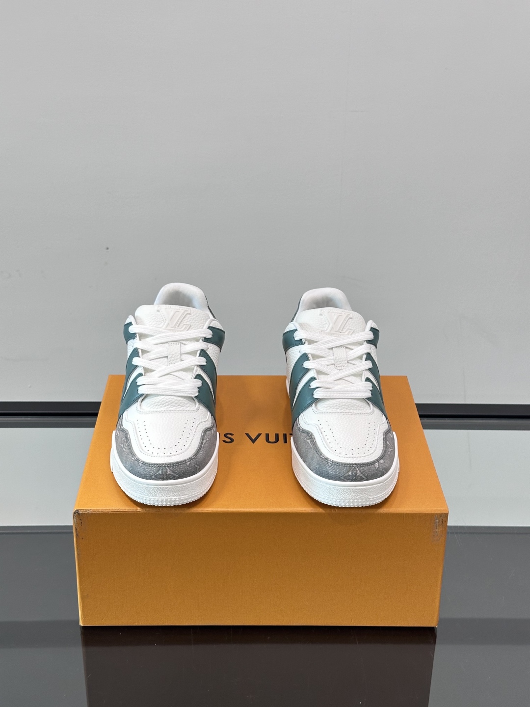 驴家 新配色 情侣款trainer运动鞋，本款 LV Trainer 运动鞋取材柔软粒面小牛皮，呈现纯净