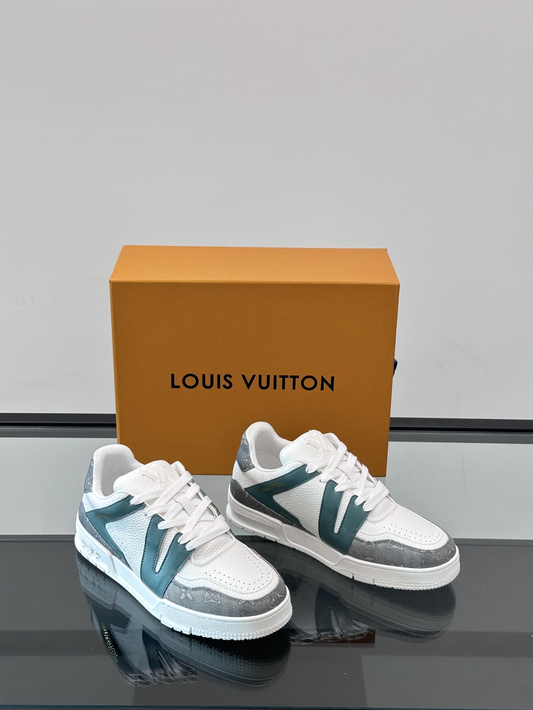 驴家 新配色 情侣款trainer运动鞋，本款 LV Trainer 运动鞋取材柔软粒面小牛皮，呈现纯净