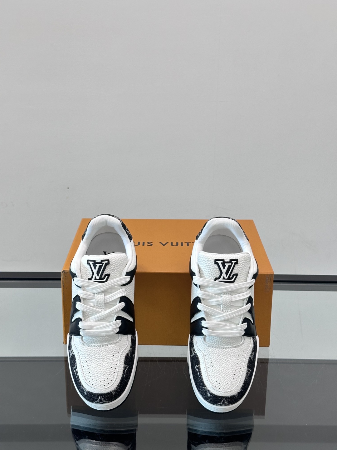 驴家 新配色 情侣款trainer运动鞋，本款 LV Trainer 运动鞋取材柔软粒面小牛皮，呈现纯净