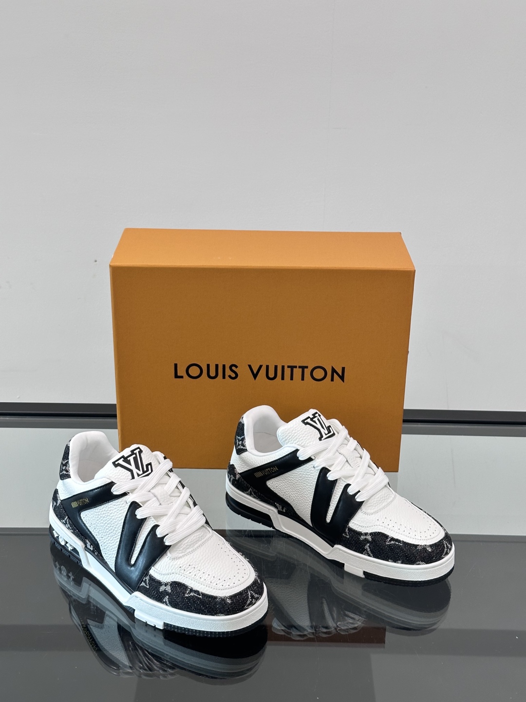 驴家 新配色 情侣款trainer运动鞋，本款 LV Trainer 运动鞋取材柔软粒面小牛皮，呈现纯净