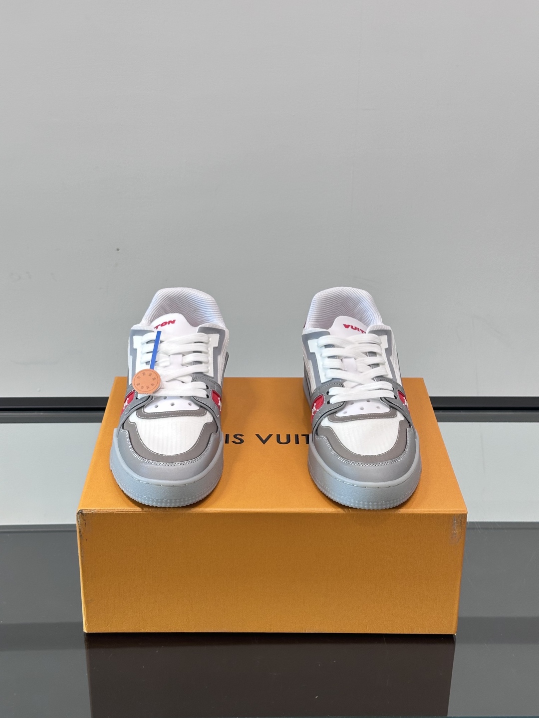 LV cuP系列trainer回归啦。美洲杯回归！我愿称他为脚感最舒适的trainer！全新配色，超透气