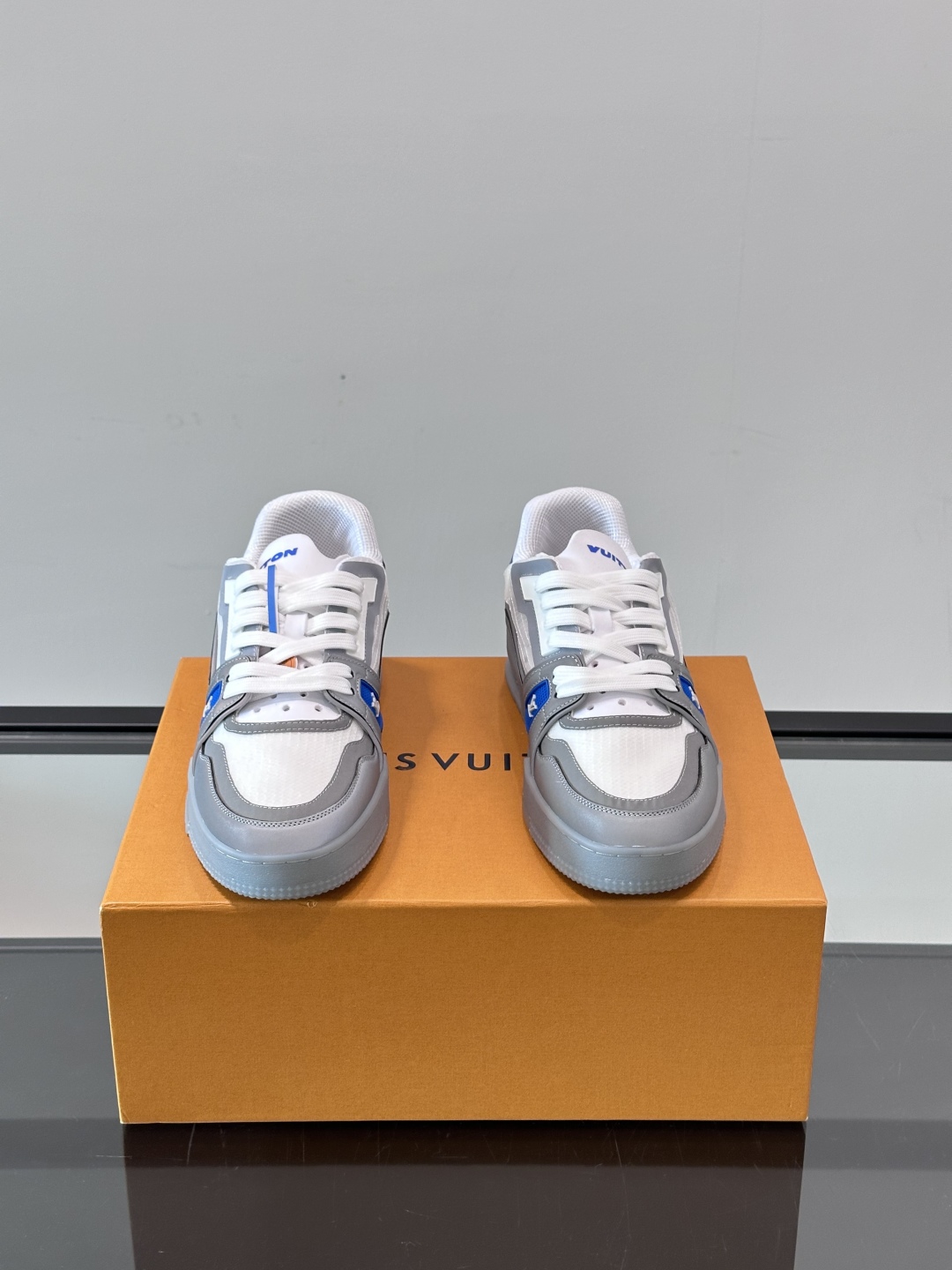 LV cuP系列trainer回归啦。美洲杯回归！我愿称他为脚感最舒适的trainer！全新配色，超透气