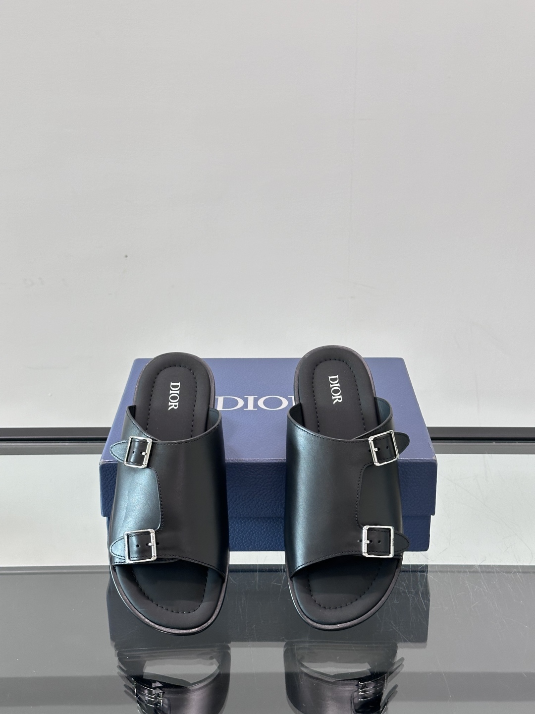 Dior Alias 凉鞋🩴黑色光滑牛皮革这款 Dior Alias 凉鞋是二零二五秋季系列新品，采用高