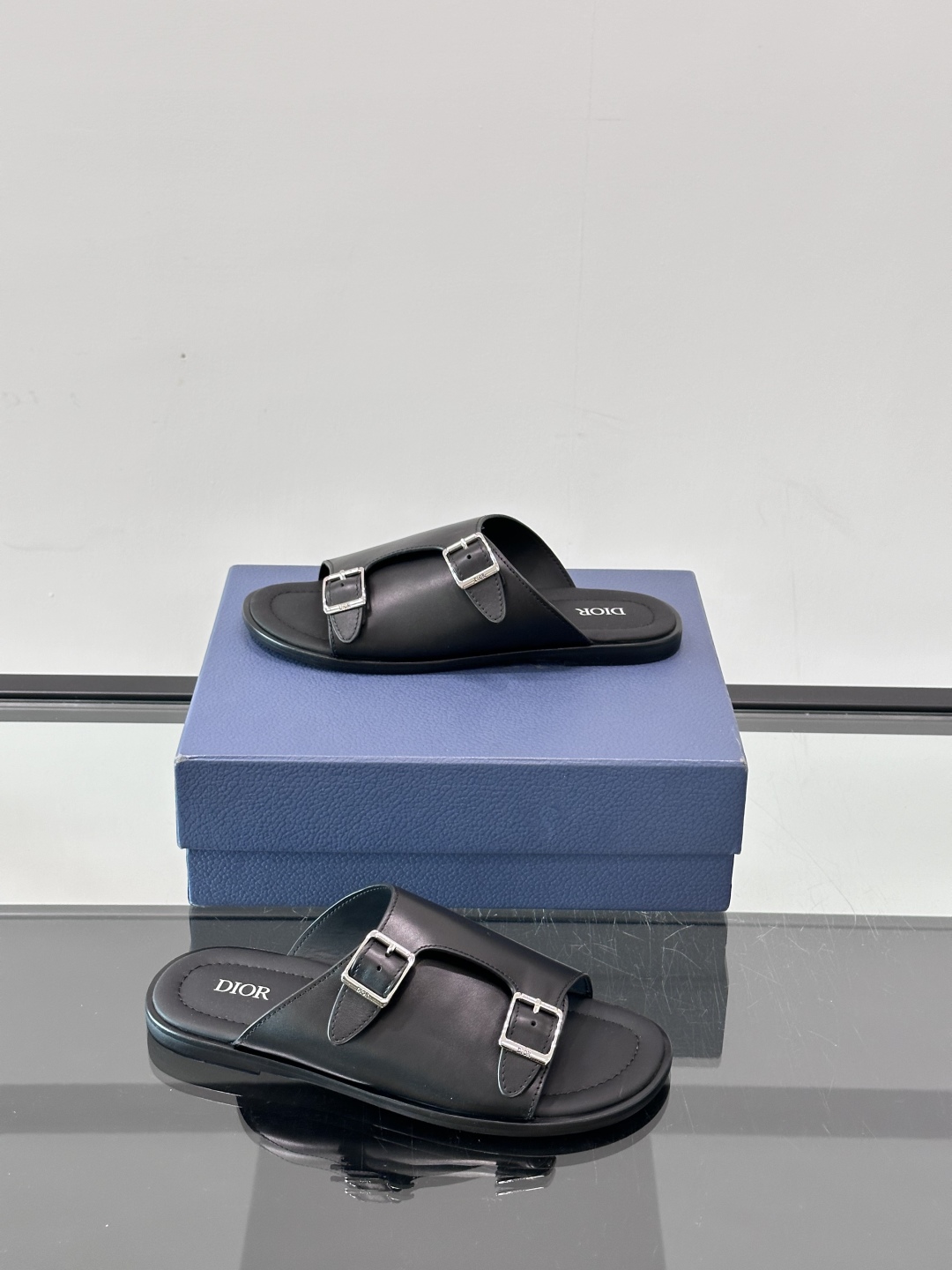 Dior Alias 凉鞋🩴黑色光滑牛皮革这款 Dior Alias 凉鞋是二零二五秋季系列新品，采用高