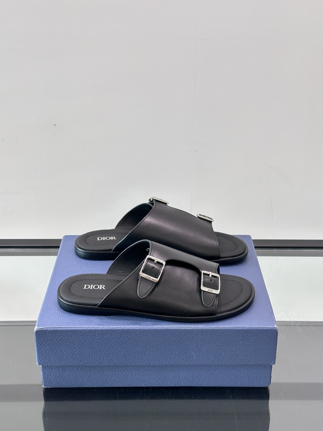 Dior Alias 凉鞋🩴黑色光滑牛皮革这款 Dior Alias 凉鞋是二零二五秋季系列新品，采用高
