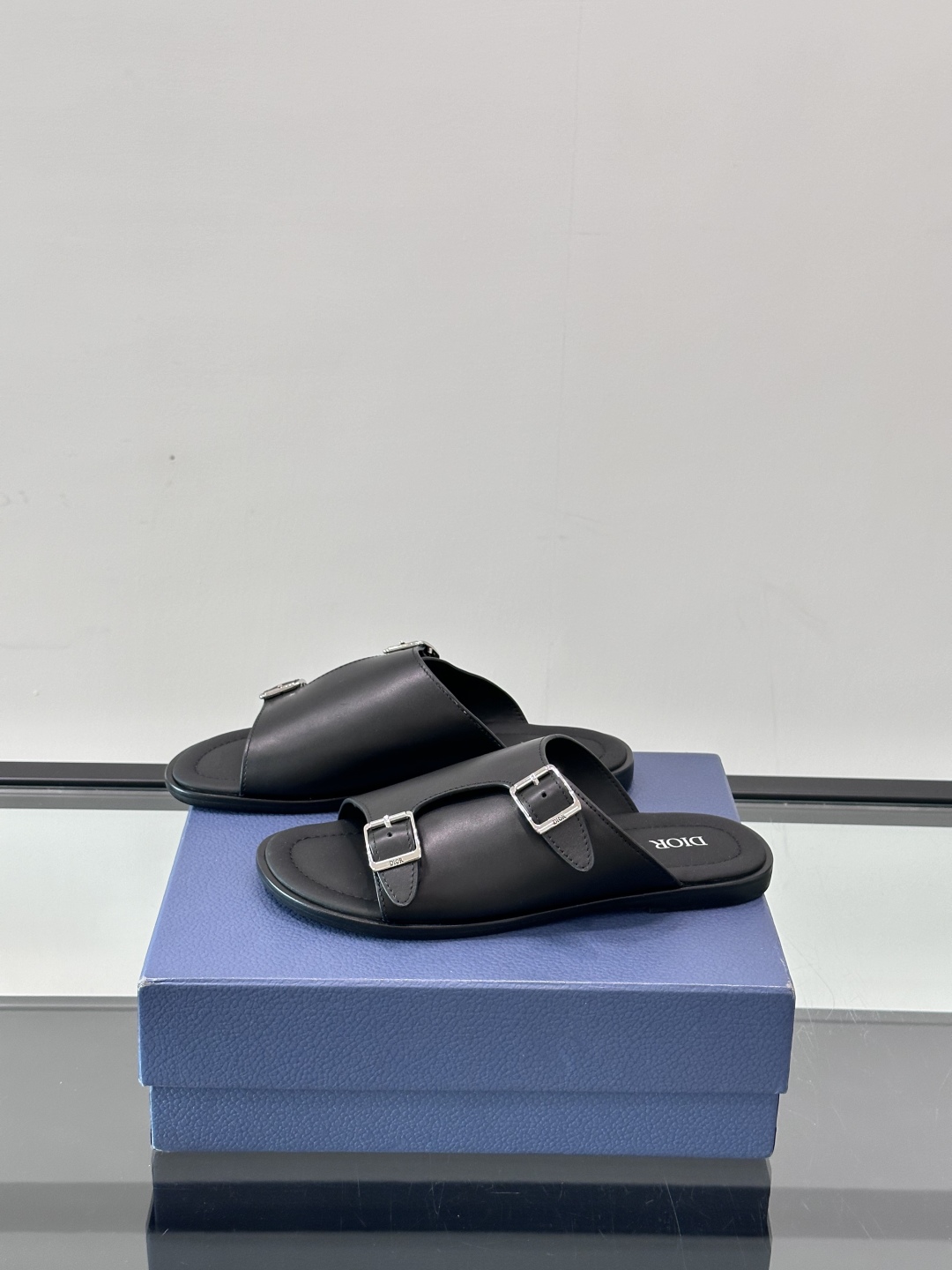 Dior Alias 凉鞋🩴黑色光滑牛皮革这款 Dior Alias 凉鞋是二零二五秋季系列新品，采用高