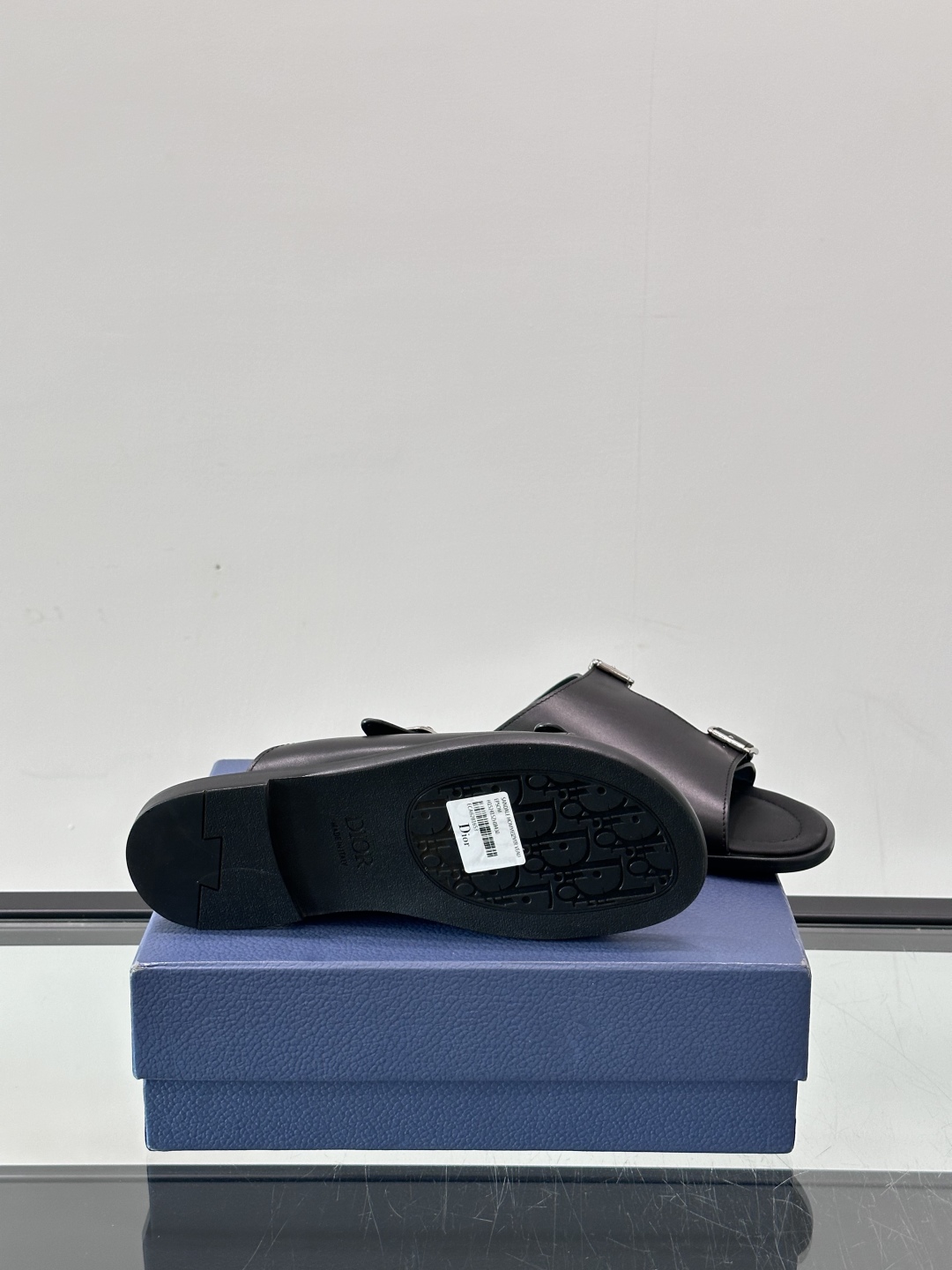 Dior Alias 凉鞋🩴黑色光滑牛皮革这款 Dior Alias 凉鞋是二零二五秋季系列新品，采用高
