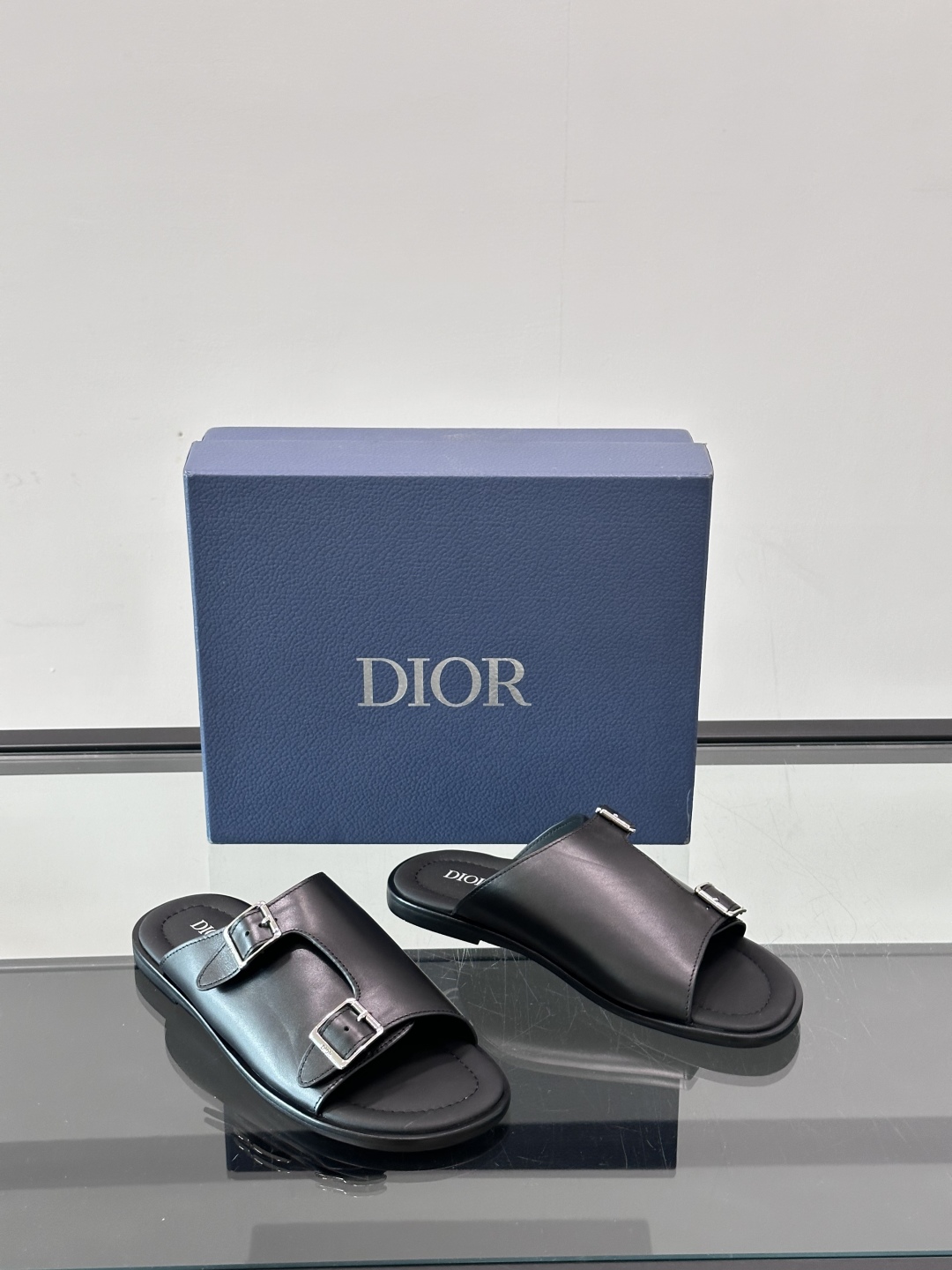 Dior Alias 凉鞋🩴黑色光滑牛皮革这款 Dior Alias 凉鞋是二零二五秋季系列新品，采用高
