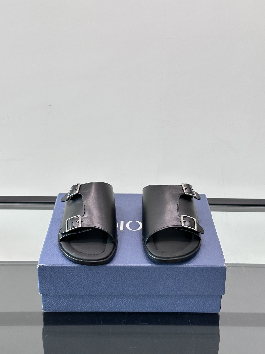 Dior Alias 凉鞋🩴黑色光滑牛皮革这款 Dior Alias 凉鞋是二零二五秋季系列新品，采用高