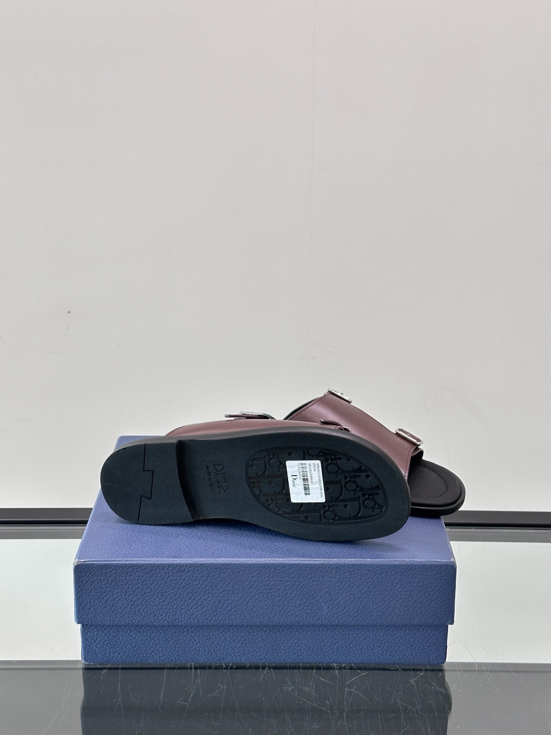 Dior Alias 凉鞋🩴黑色光滑牛皮革这款 Dior Alias 凉鞋是二零二五秋季系列新品,采用高