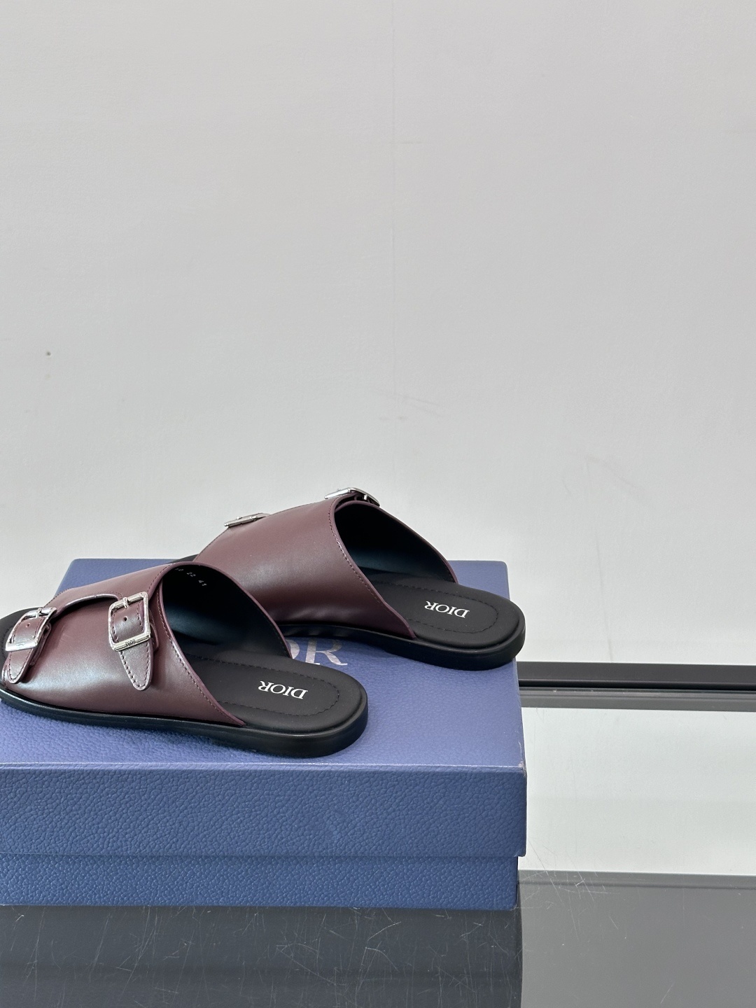 Dior Alias 凉鞋🩴黑色光滑牛皮革这款 Dior Alias 凉鞋是二零二五秋季系列新品,采用高