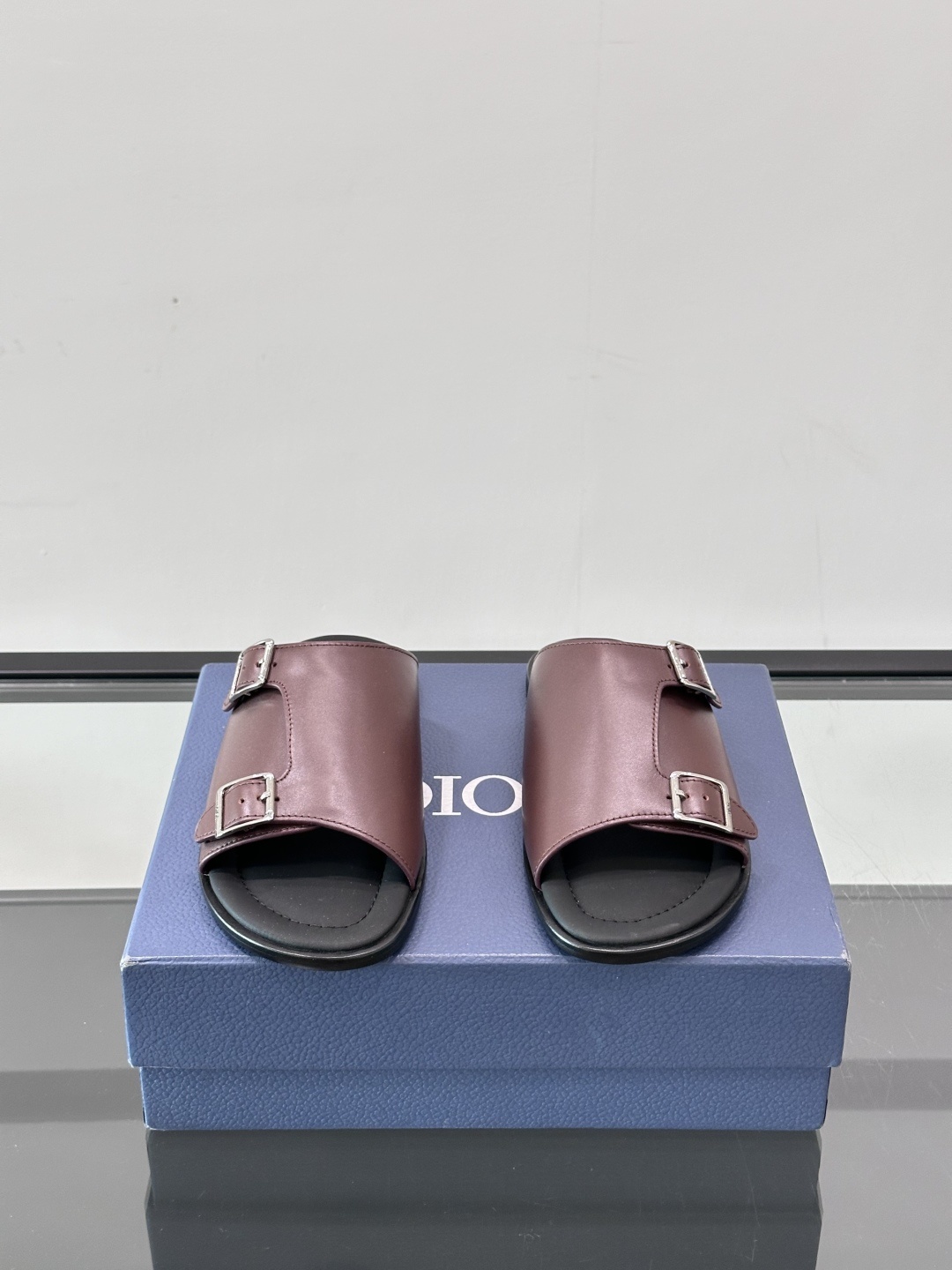 Dior Alias 凉鞋🩴黑色光滑牛皮革这款 Dior Alias 凉鞋是二零二五秋季系列新品,采用高