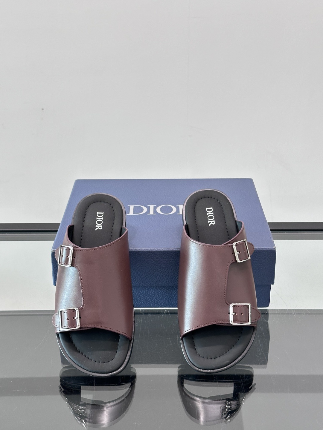 Dior Alias 凉鞋🩴黑色光滑牛皮革这款 Dior Alias 凉鞋是二零二五秋季系列新品,采用高