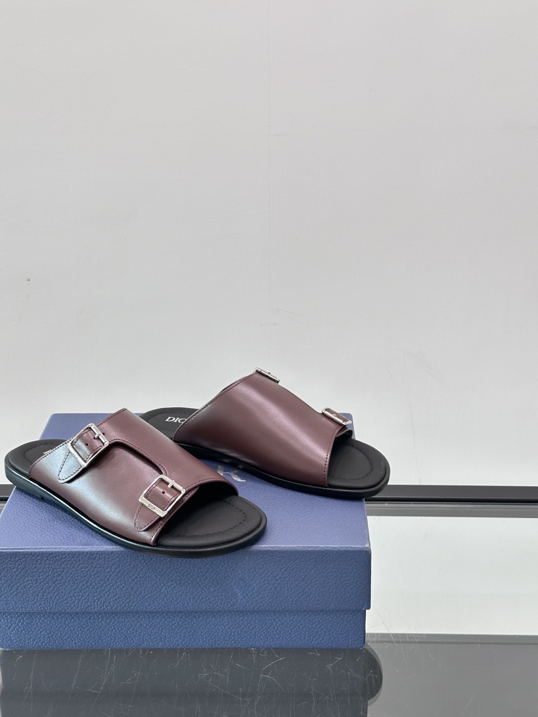 Dior Alias 凉鞋🩴黑色光滑牛皮革这款 Dior Alias 凉鞋是二零二五秋季系列新品,采用高