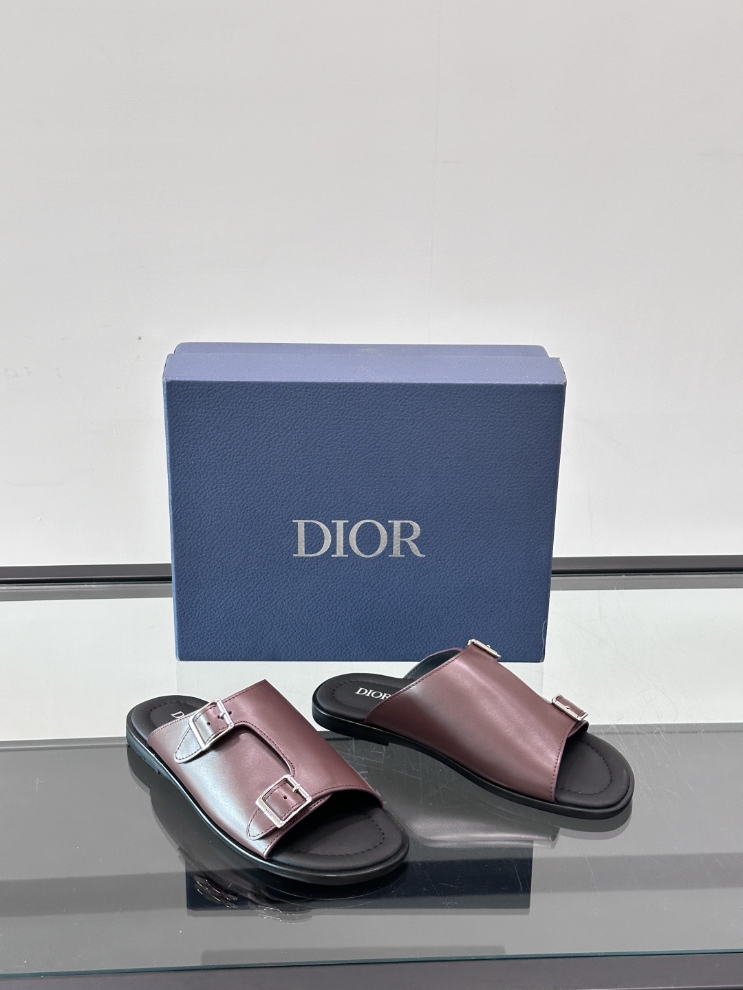 Dior Alias 凉鞋🩴黑色光滑牛皮革这款 Dior Alias 凉鞋是二零二五秋季系列新品,采用高
