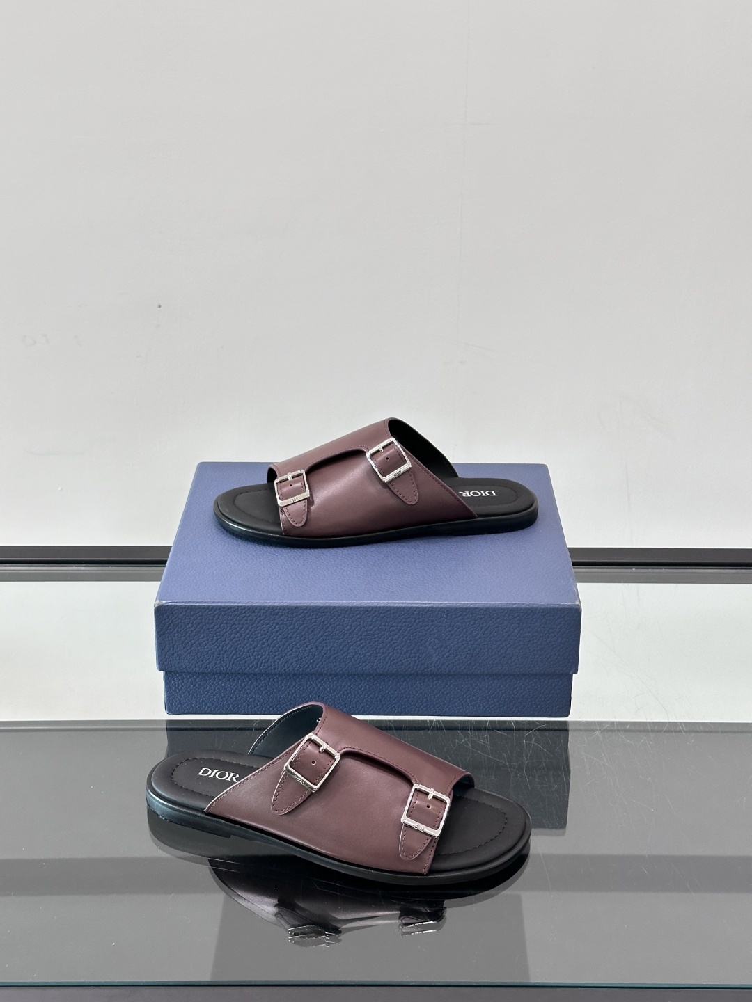 Dior Alias 凉鞋🩴黑色光滑牛皮革这款 Dior Alias 凉鞋是二零二五秋季系列新品,采用高