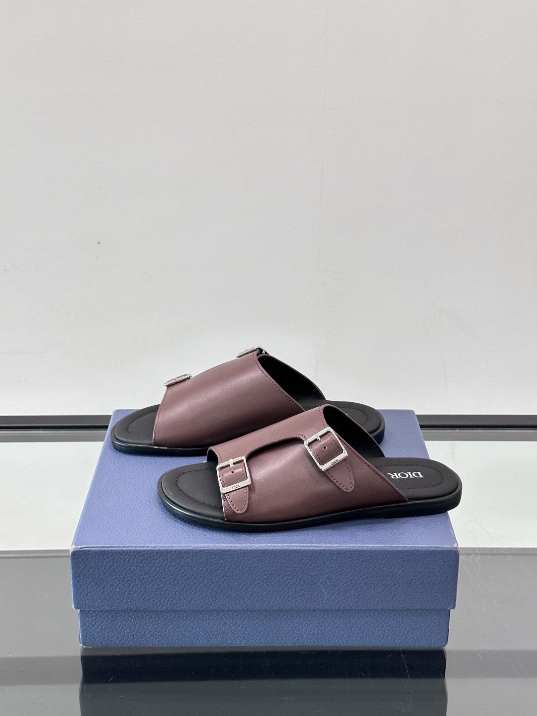 Dior Alias 凉鞋🩴黑色光滑牛皮革这款 Dior Alias 凉鞋是二零二五秋季系列新品,采用高