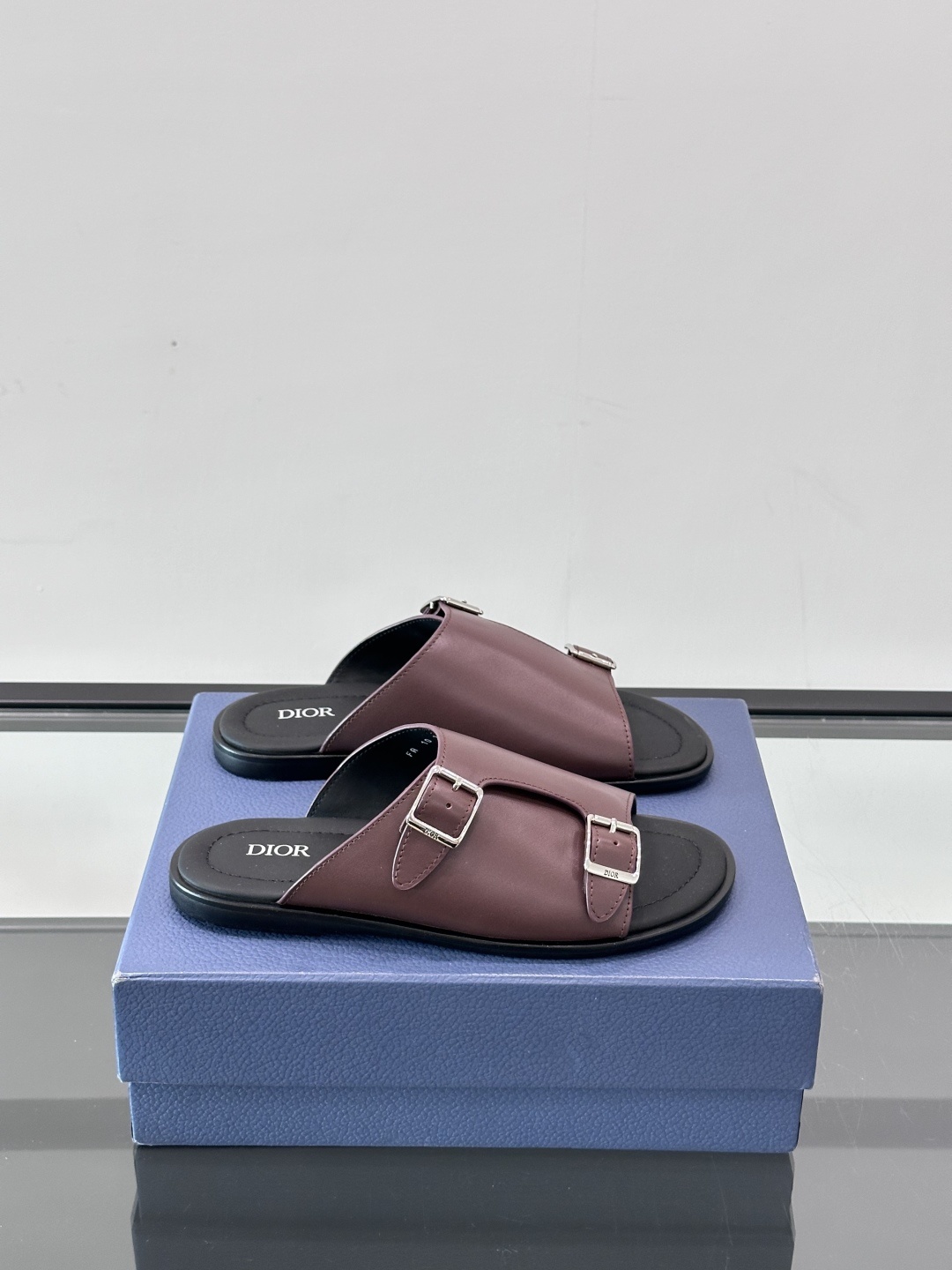Dior Alias 凉鞋🩴黑色光滑牛皮革这款 Dior Alias 凉鞋是二零二五秋季系列新品,采用高