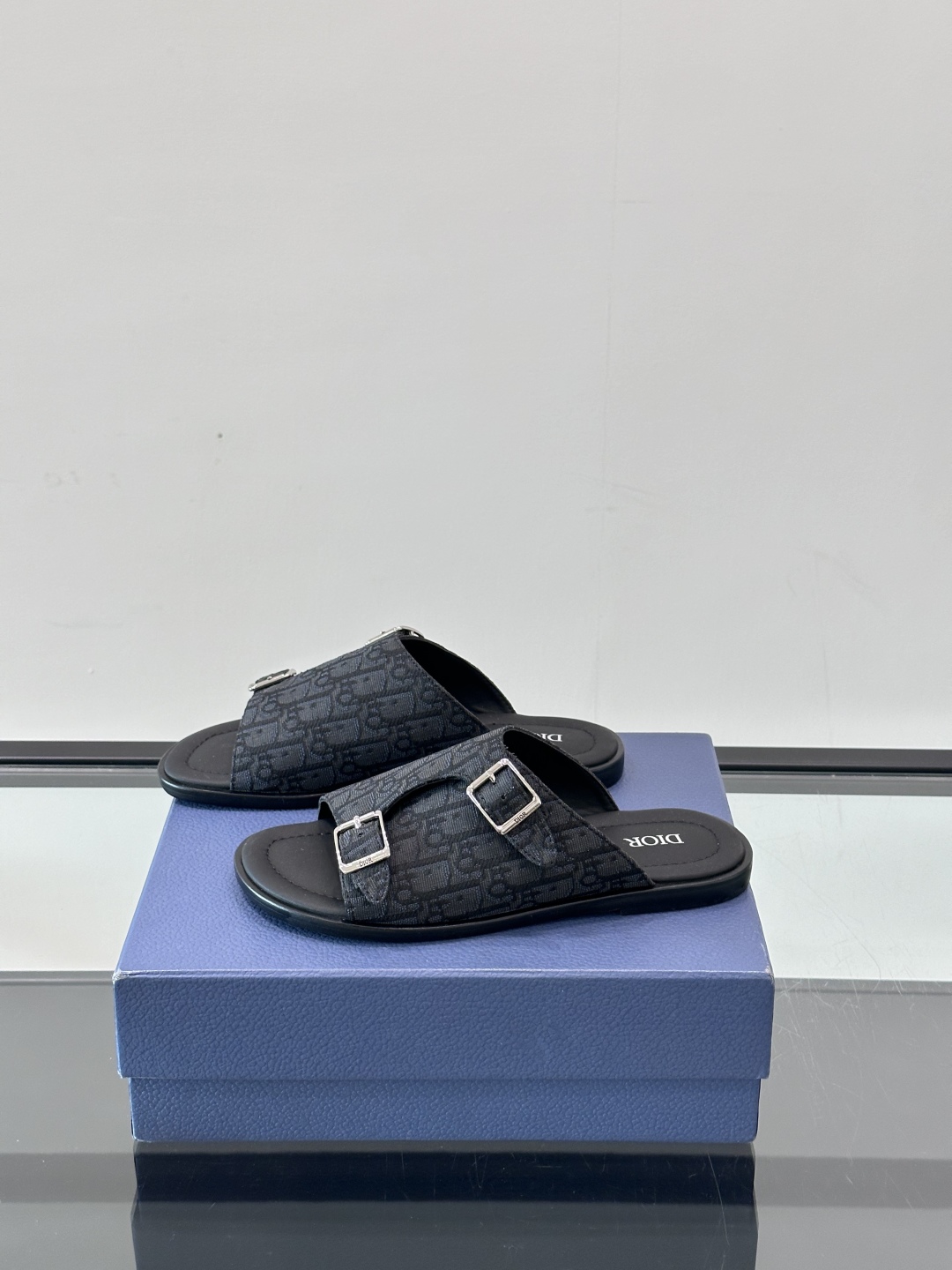 Dior Alias 凉鞋🩴这款 Dior Alias 凉鞋是二零二五秋季系列新品，采用高雅的设计彰显 