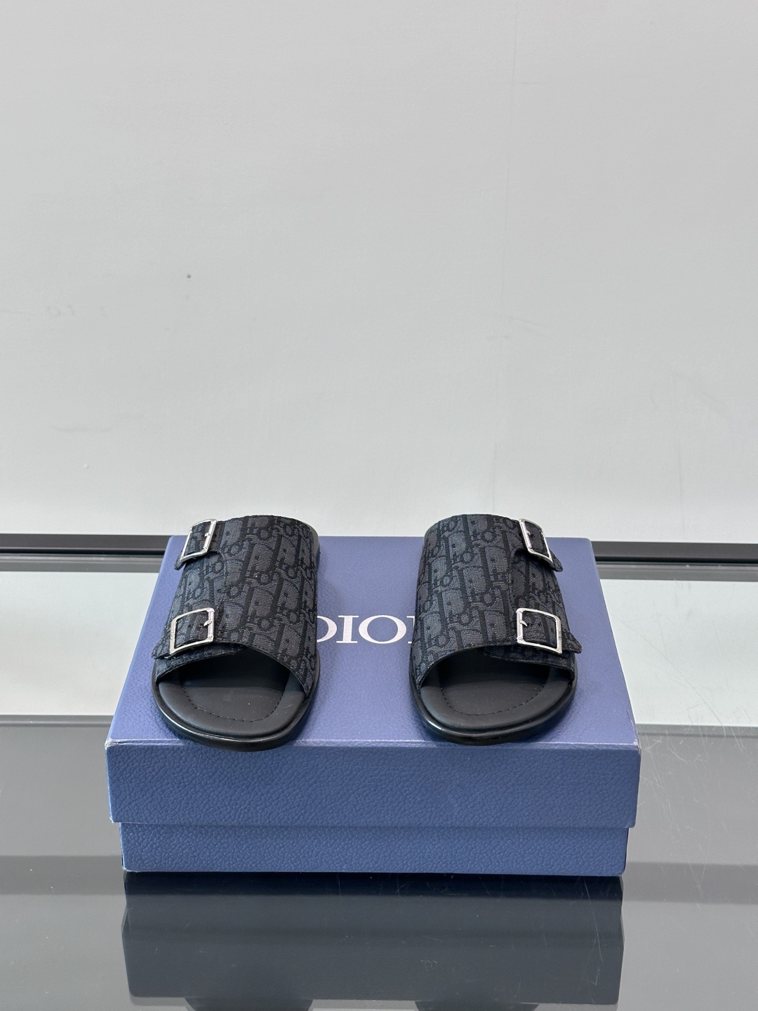 Dior Alias 凉鞋🩴这款 Dior Alias 凉鞋是二零二五秋季系列新品，采用高雅的设计彰显 
